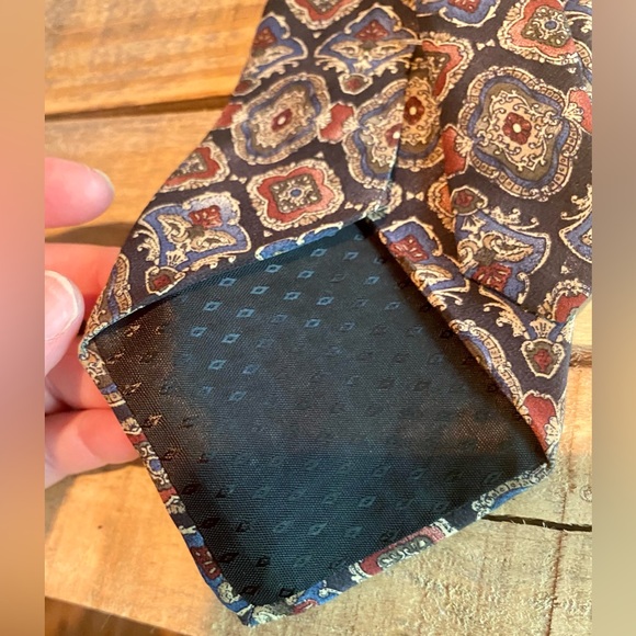 🔥Disney Mickey Mouse 100% Silk Tie🔥 - Picture 4 of 7